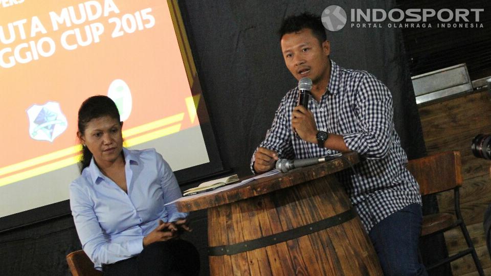 Sonny Agus Santoso (kanan) dan Belinda Siahaan dalam jumpa pers tentang seleksi pemain muda untuk memperkuat Pro Duta di ajang Viareggio Cup 2015.